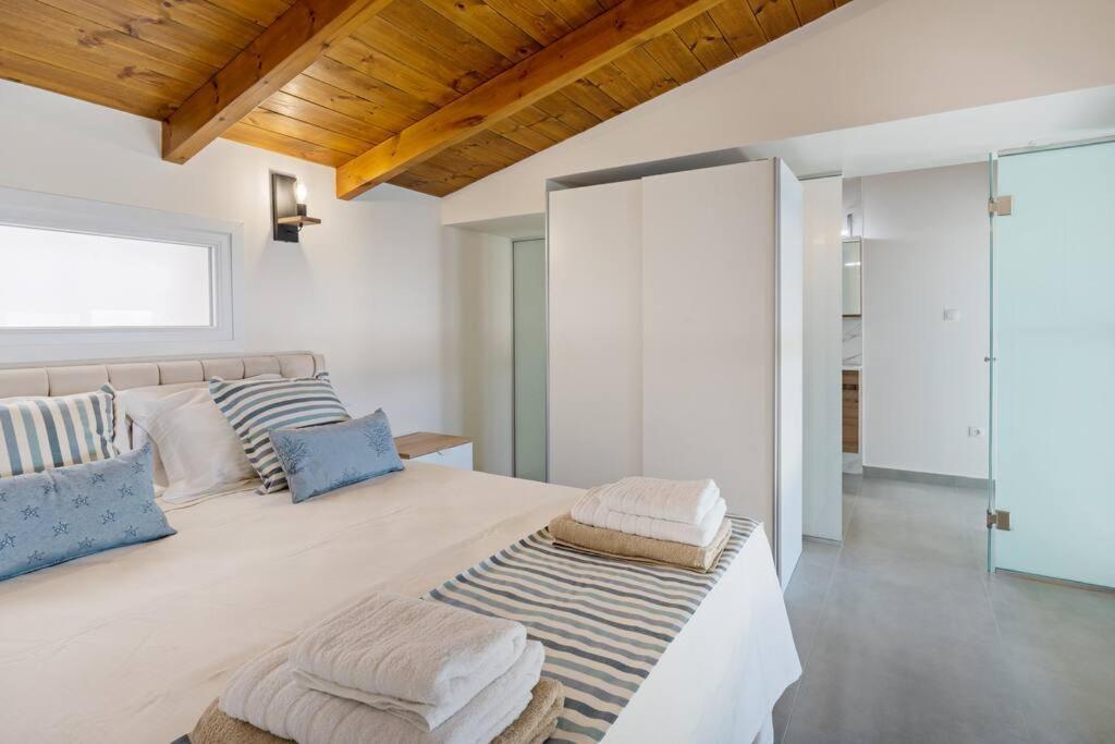 Sofia Suite, A Seafront Hideaway ! Pánormos 외부 사진